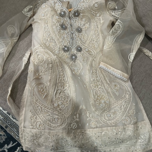 Like new girl 6  to 7 party dresses  Pakistani boutique - Picture 2 of 11